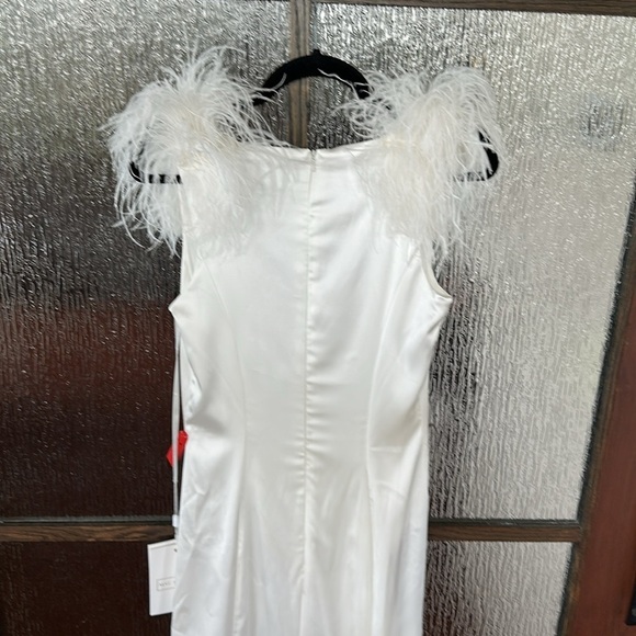 Mac Duggal
Feather Shoulder V-Neck Column Gown size 6 white NWT - Picture 13 of 15